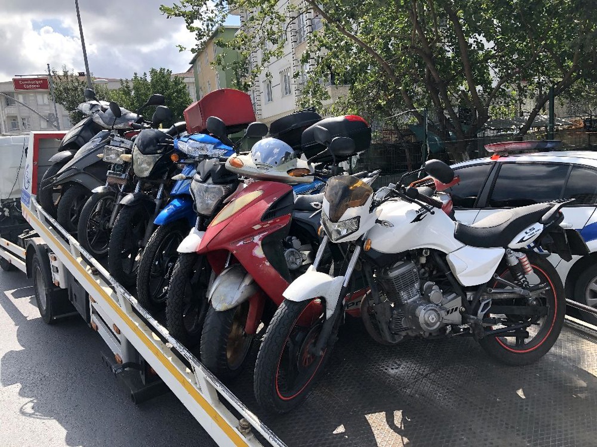 Esenyurt\'ta şok trafik uygulaması, çok sayıda motosiklete el konuldu