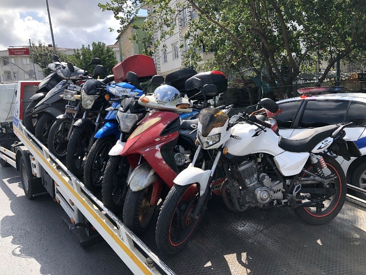 Esenyurt\'ta şok trafik uygulaması, çok sayıda motosiklete el konuldu