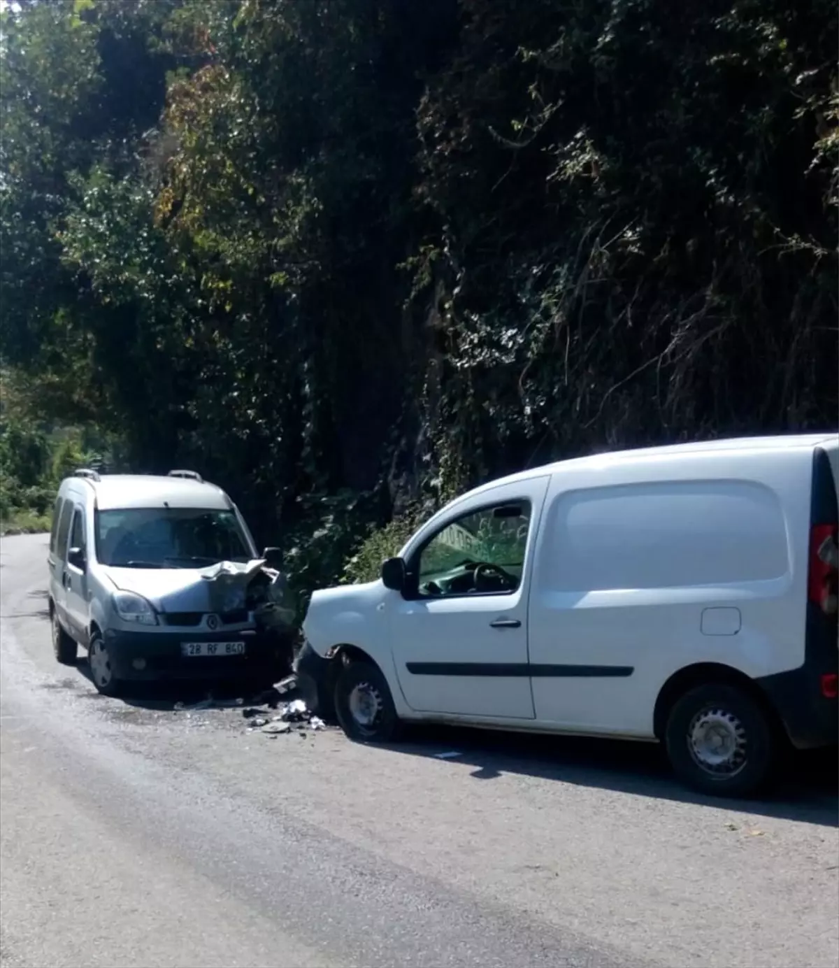 Hafif ticari araçlar çarpıştı: 3 yaralı