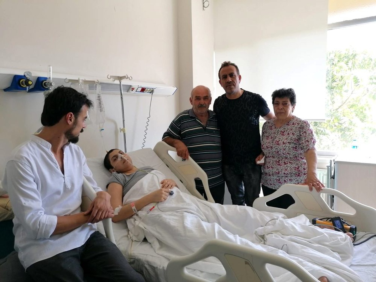 Haluk Levent\'ten, kanser hastası anne Dilara\'ya ziyaret