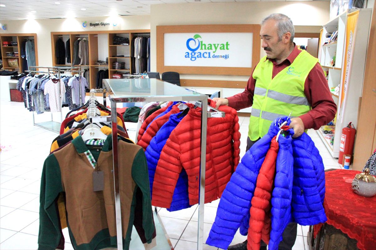 Hayırsever iş insanından kıyafet yardımı