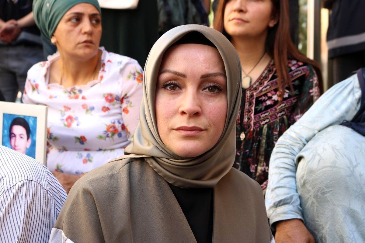 HDP önünde eylem yapan ailelere STK\'lardan destek