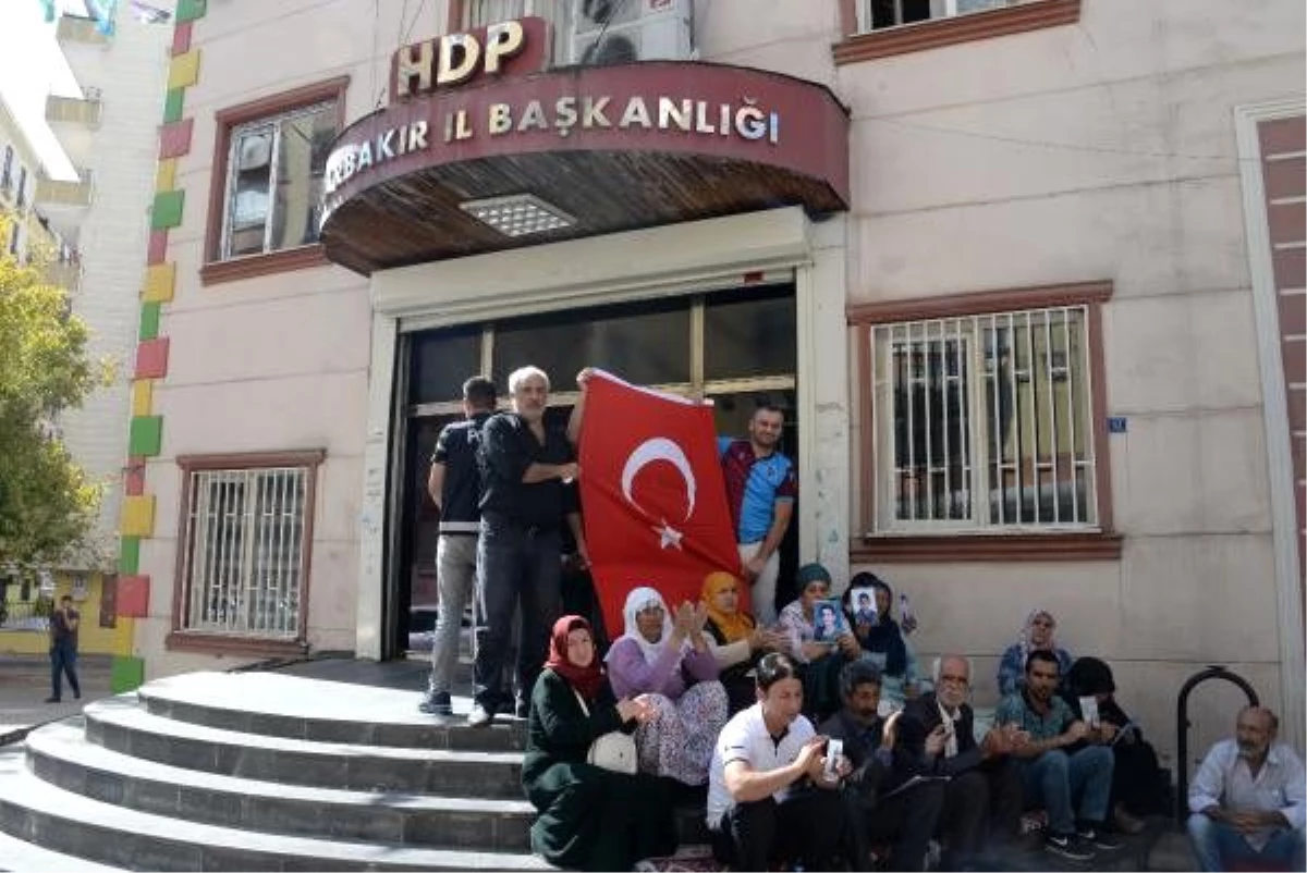 HDP İl Başkanlığı önünde devam eden eylemde, Türk bayrağı açtılar