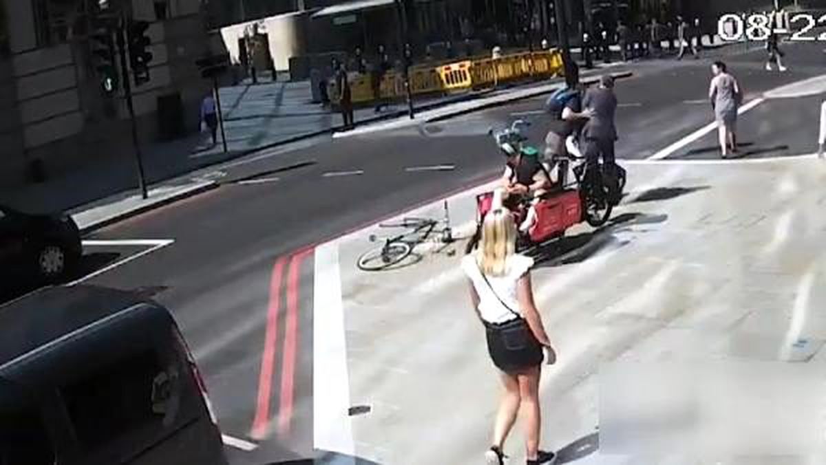 İngiliz polisi, bir yayaya \'kafa atan\' bisikletçiyi arıyor
