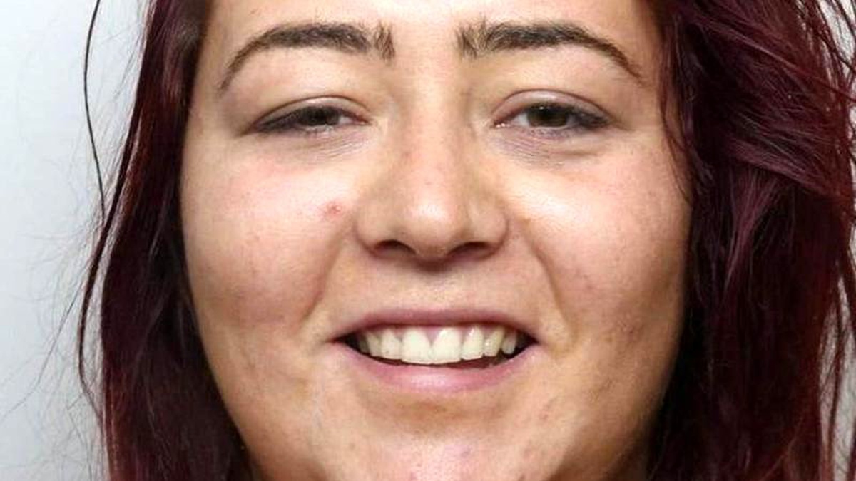 İngiltere\'de Müslüman kadınlara saldırıp başörtüsünü yırtan kadına 20 ay hapis cezası