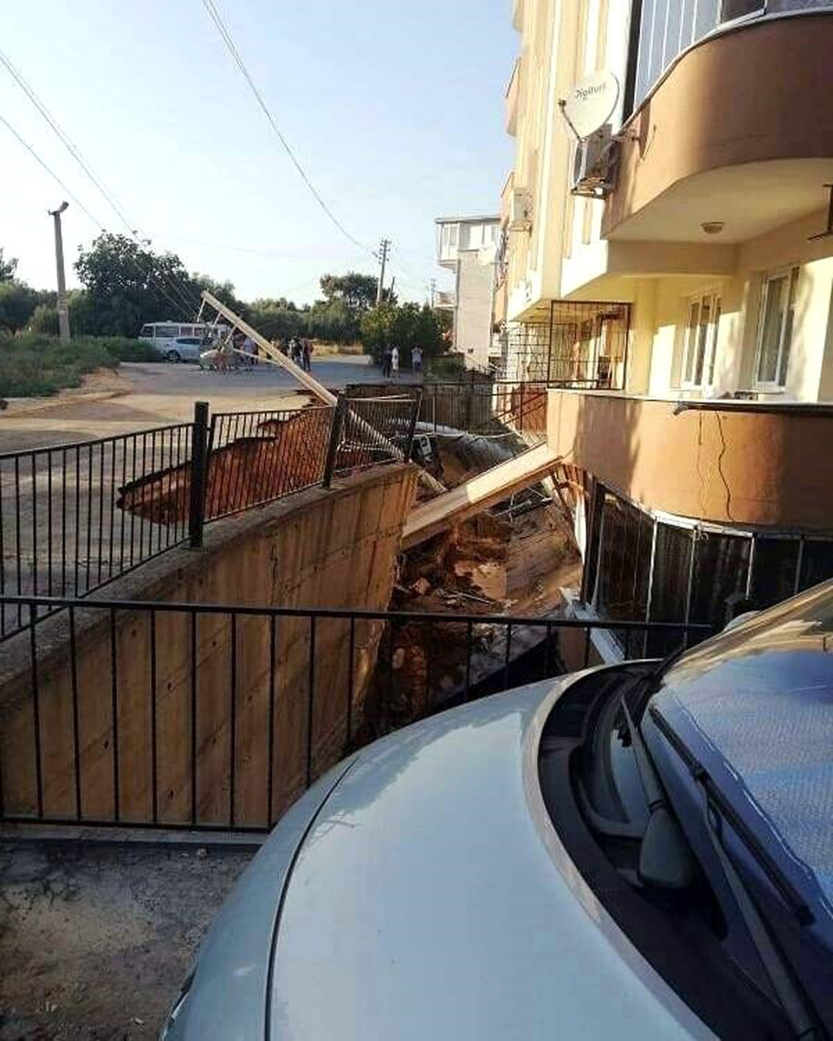İzmir\'de, istinat duvarı çöktü