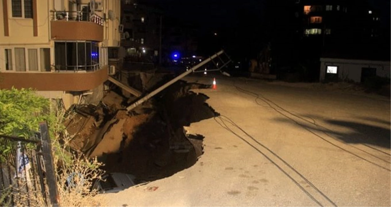 İzmir\'de meydana gelen göçük 2 aracı yuttu! Vatandaşlar büyük panik yaşadı