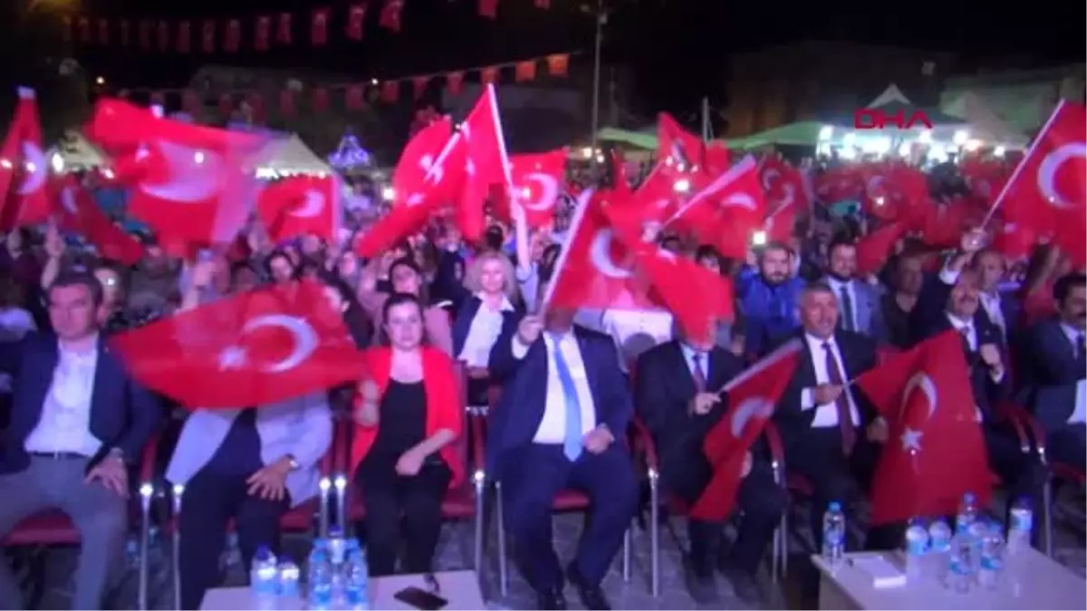 İzmir kınık\'ta üretici hasat festivali\'nde yorgunluk atıyor