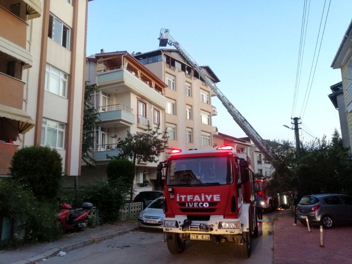 İzolasyon çalışması yapılan binanın çatısında çıkan yangın korkuttu