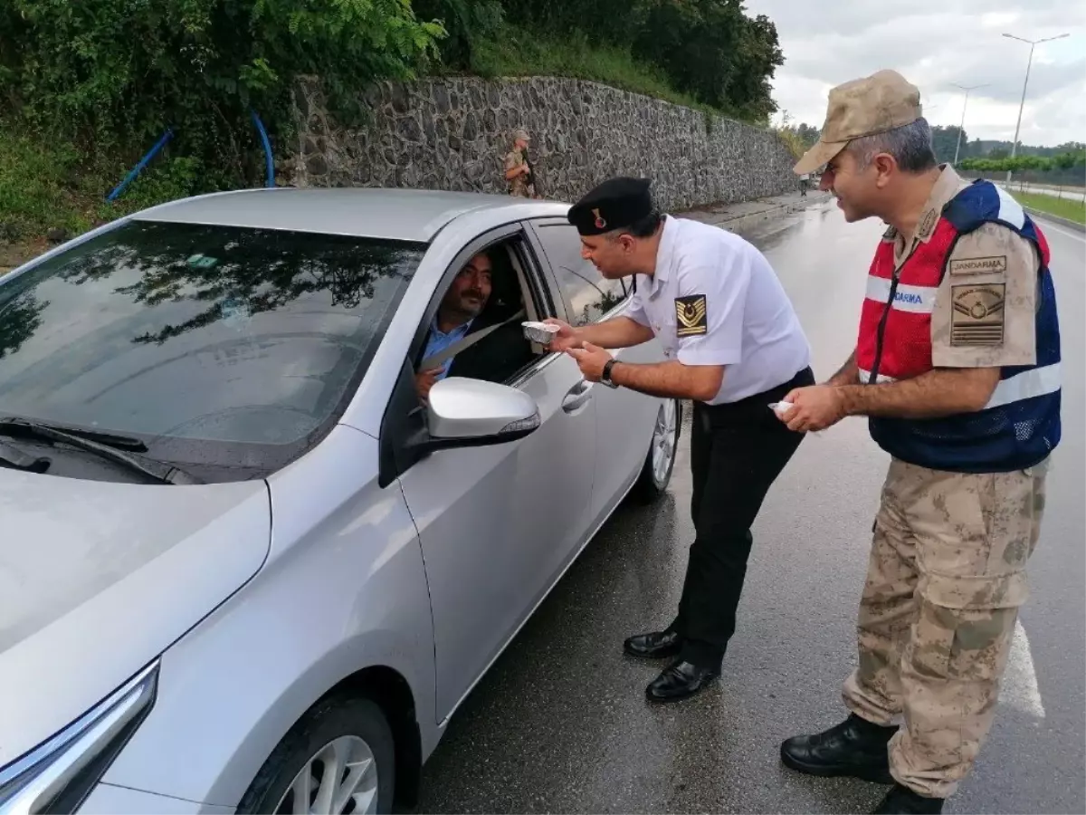 Jandarma aşure dağıttı