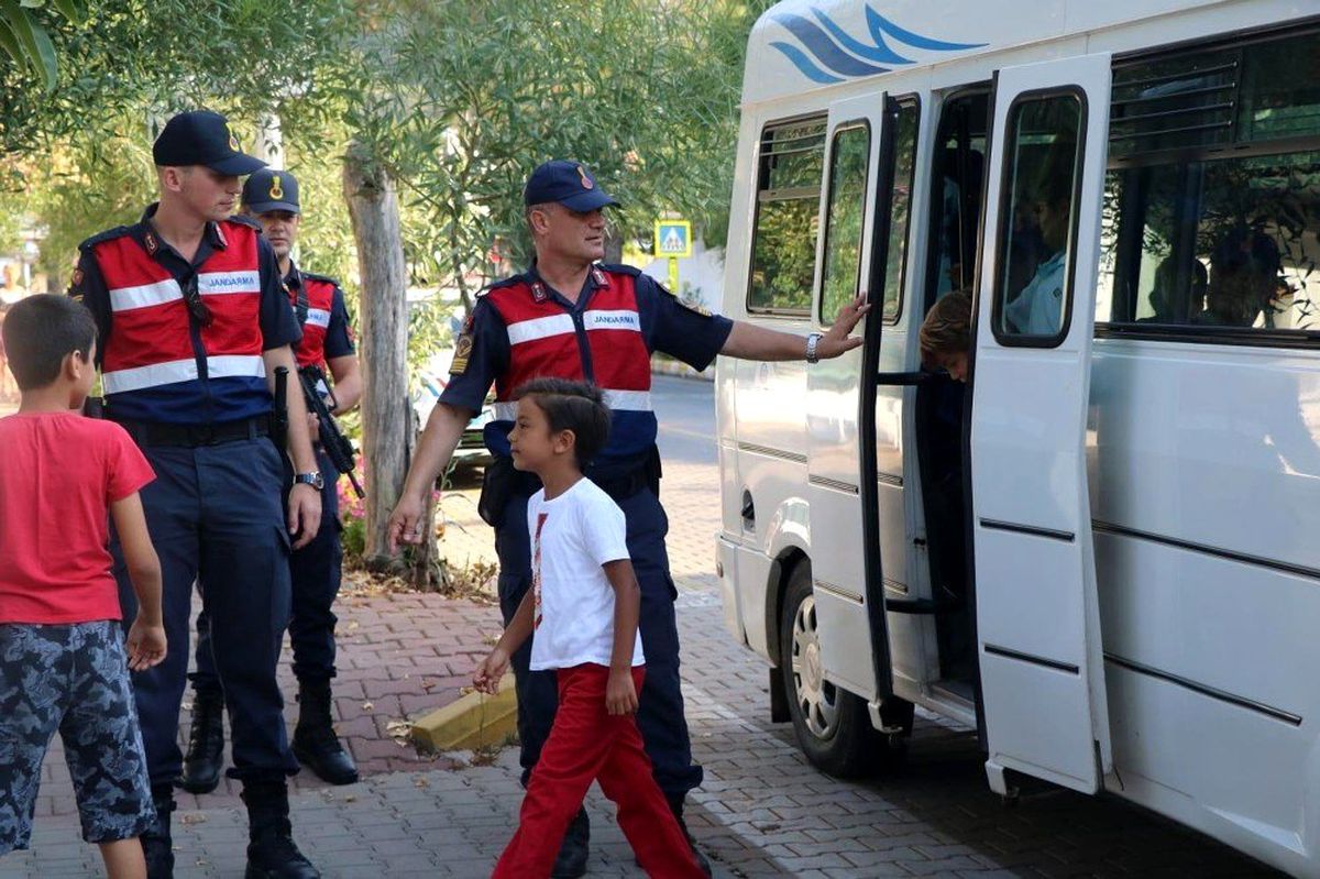 Jandarma\'dan okul önlerinde \'Huzur ve Güven\' uygulaması