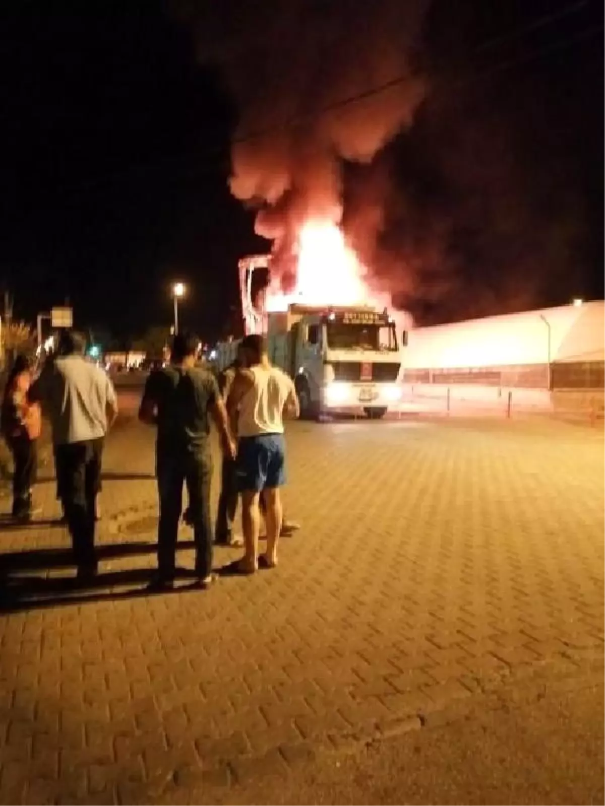 Kamyon kasasındaki boya kazanında patlama: 5 yaralı