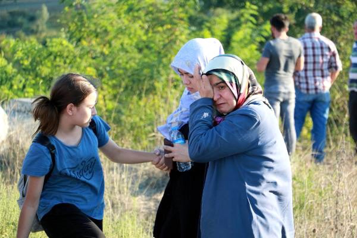 Kanala düşen otomobildeki aile, kazayı yara almadan atlattı