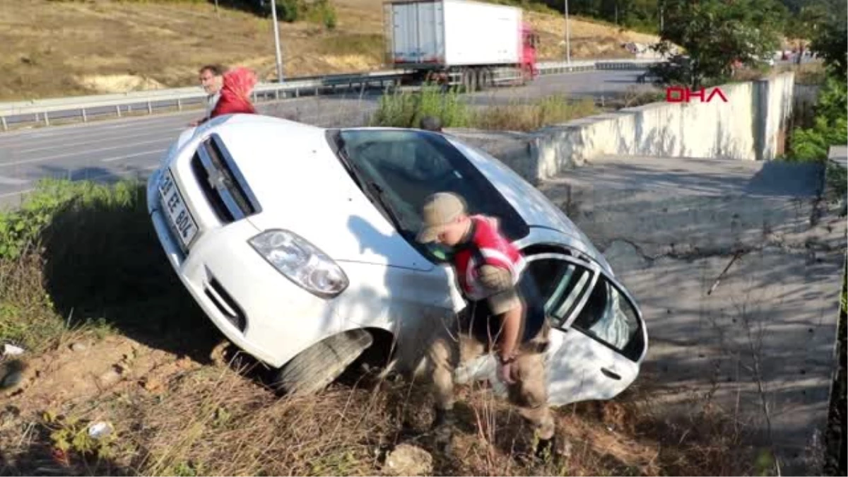 Kanala düşen otomobildeki aile, kazayı yara almadan atlattı