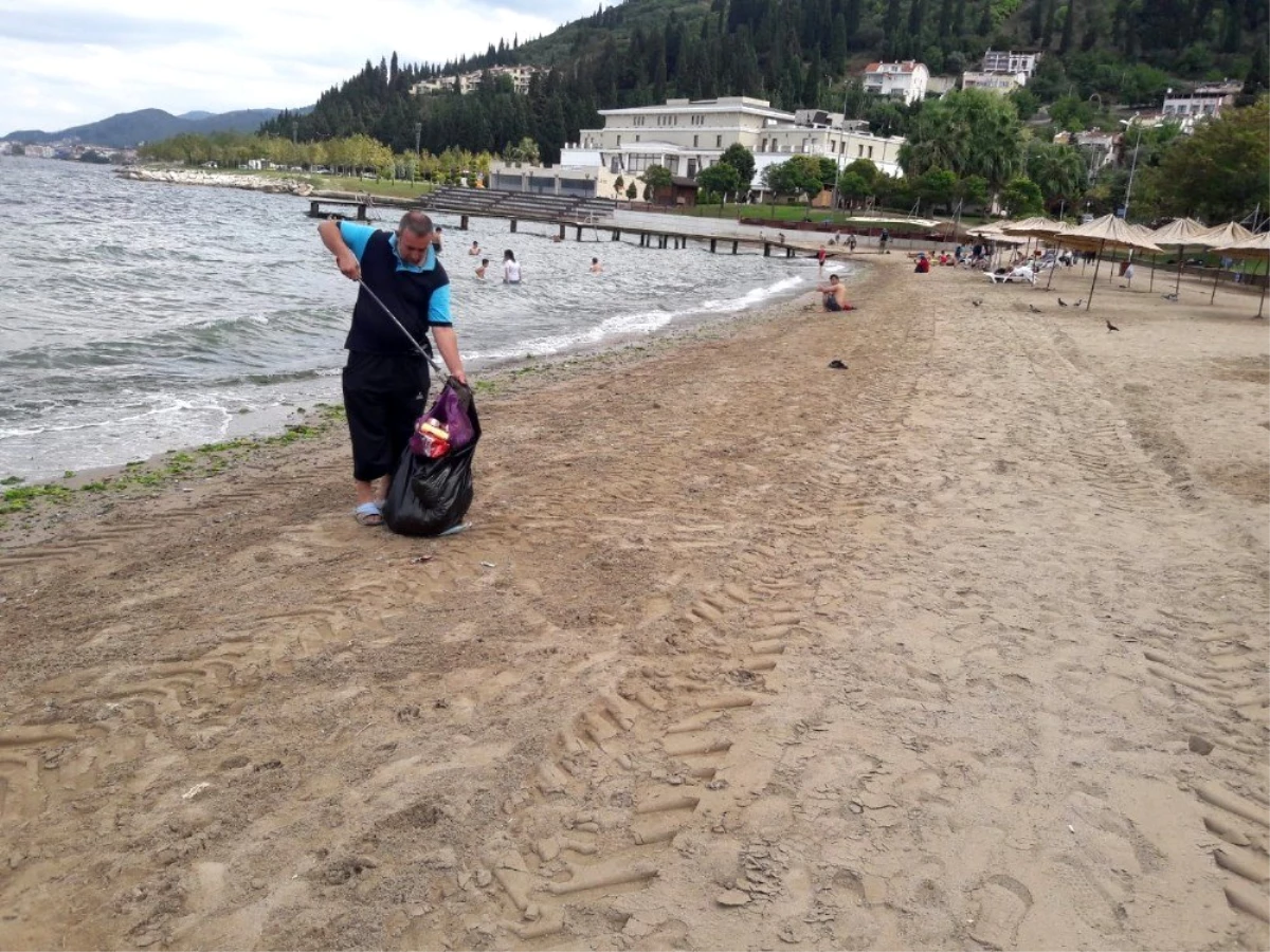 Karamürsel plajları her gün bakımdan geçiyor