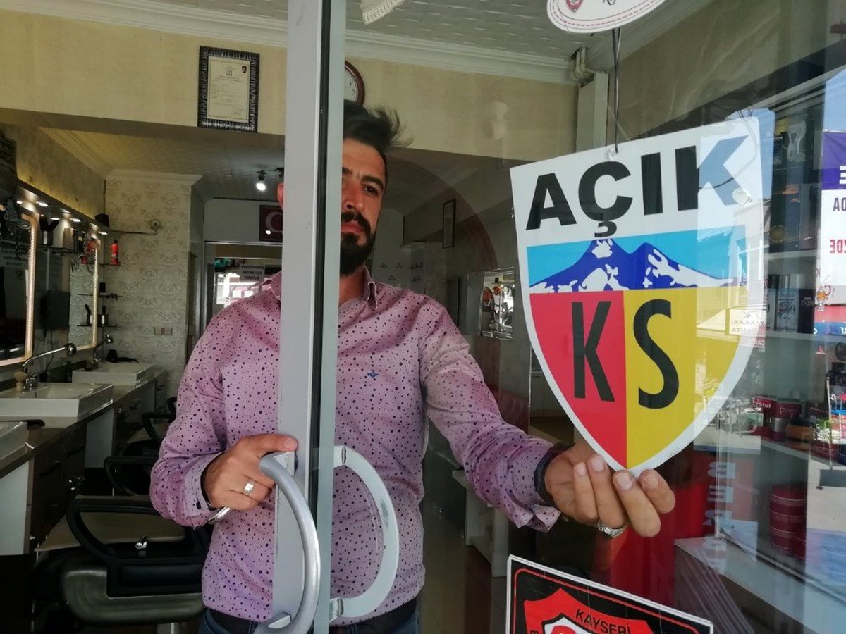 Kayserispor fanatiği berber dükkanını sarı-kırmızıya boyadı