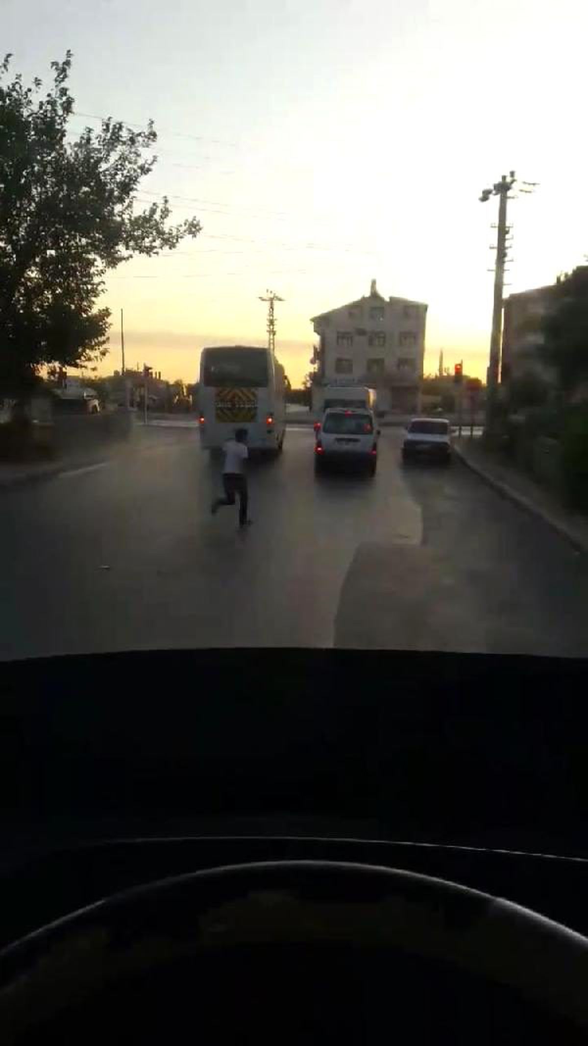 Kırmızı ışık ihlali yapan servis sürücüsüne 705 tl para cezası