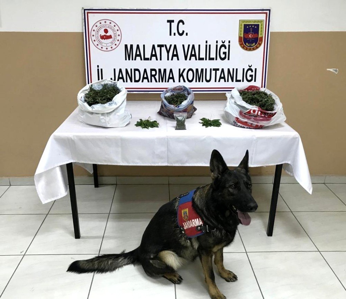 \'Kitap\'tan uyuşturucu tacirlerine geçit yok