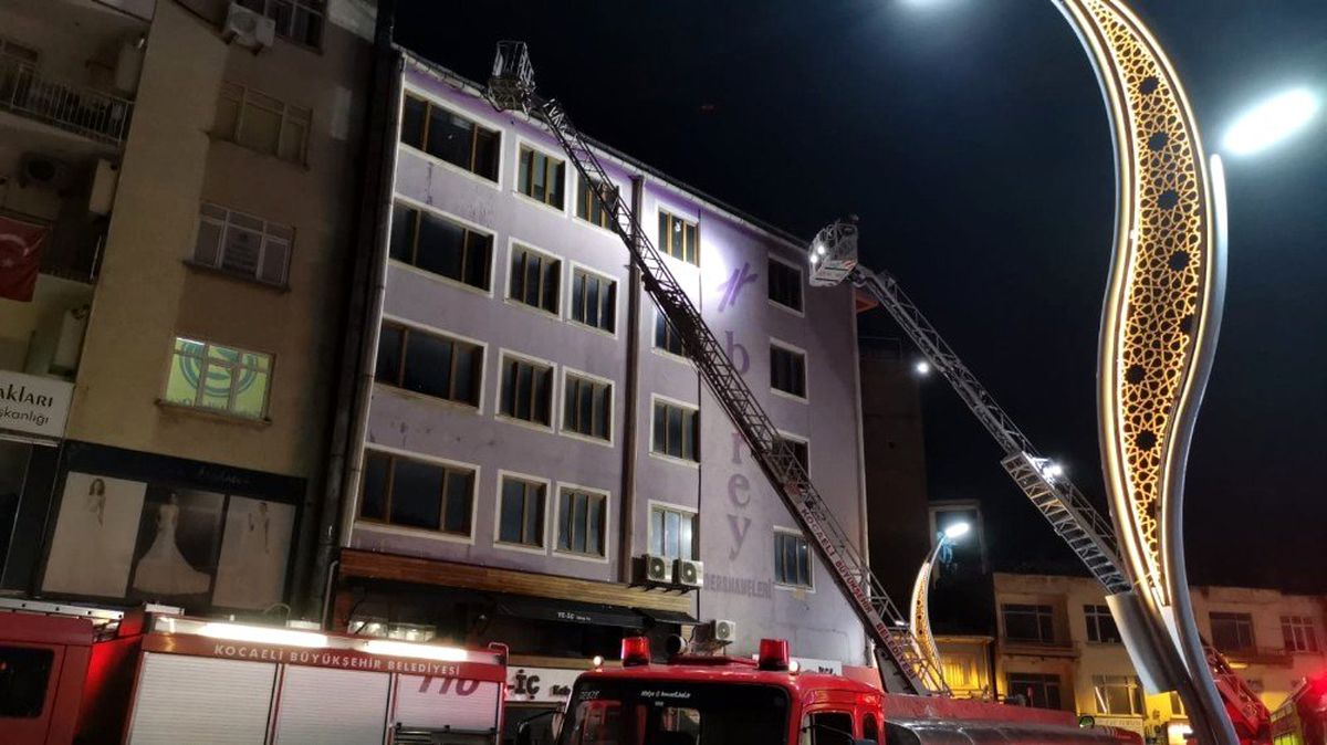 Kocaeli\'de çıkan baca yangını itfaiyeyi seferber etti