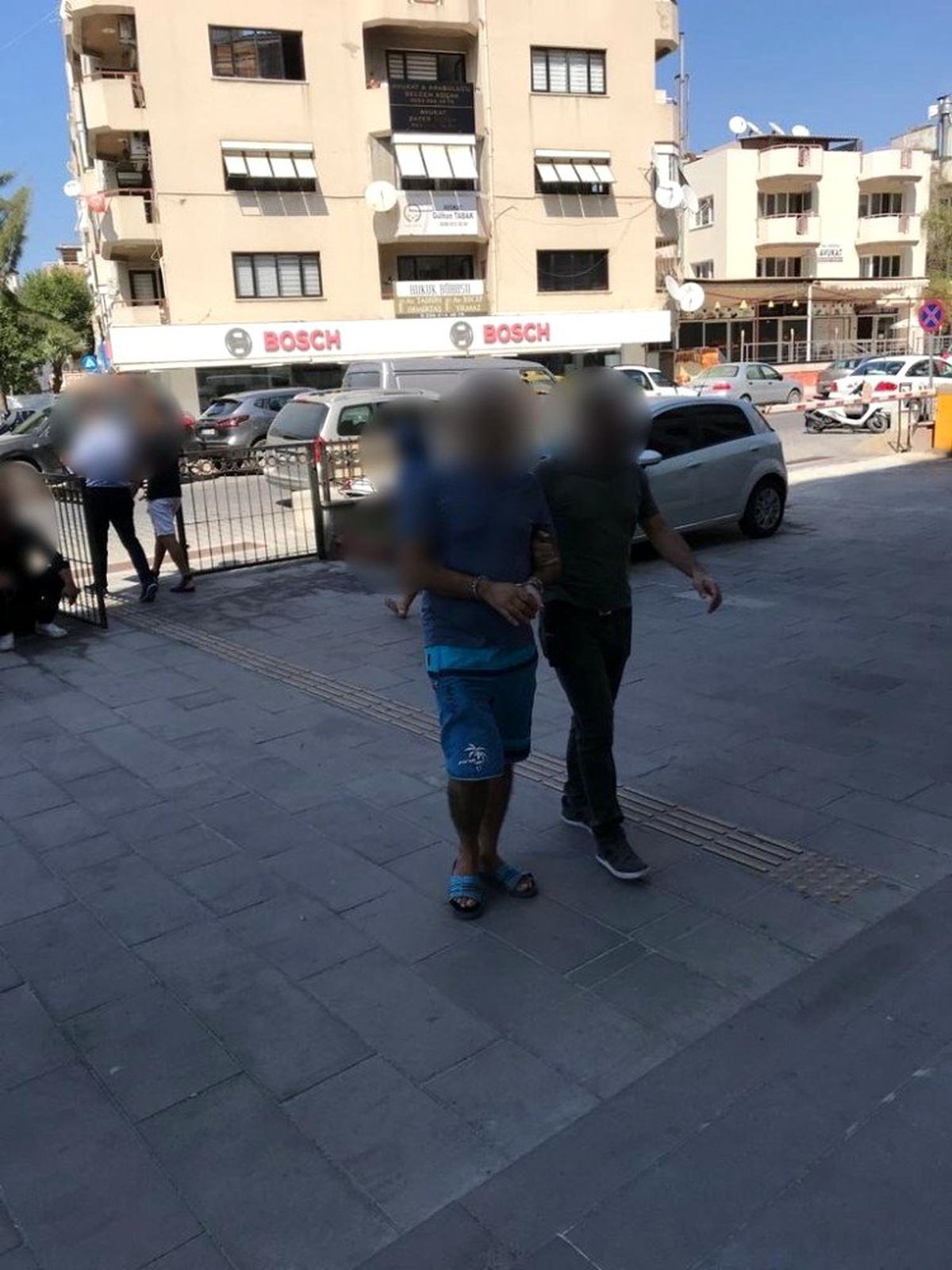 Kuşadası\'nda aranan biri firari iki hükümlü yakalandı