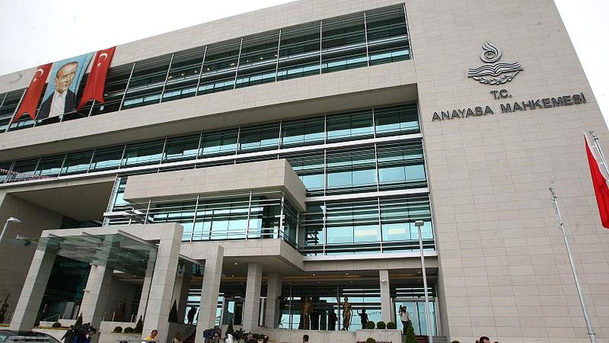 Mahkemeler kocası tarafından bıçaklanan öğretmenin görev yerini değiştirmedi; AYM "hak ihlali" dedi