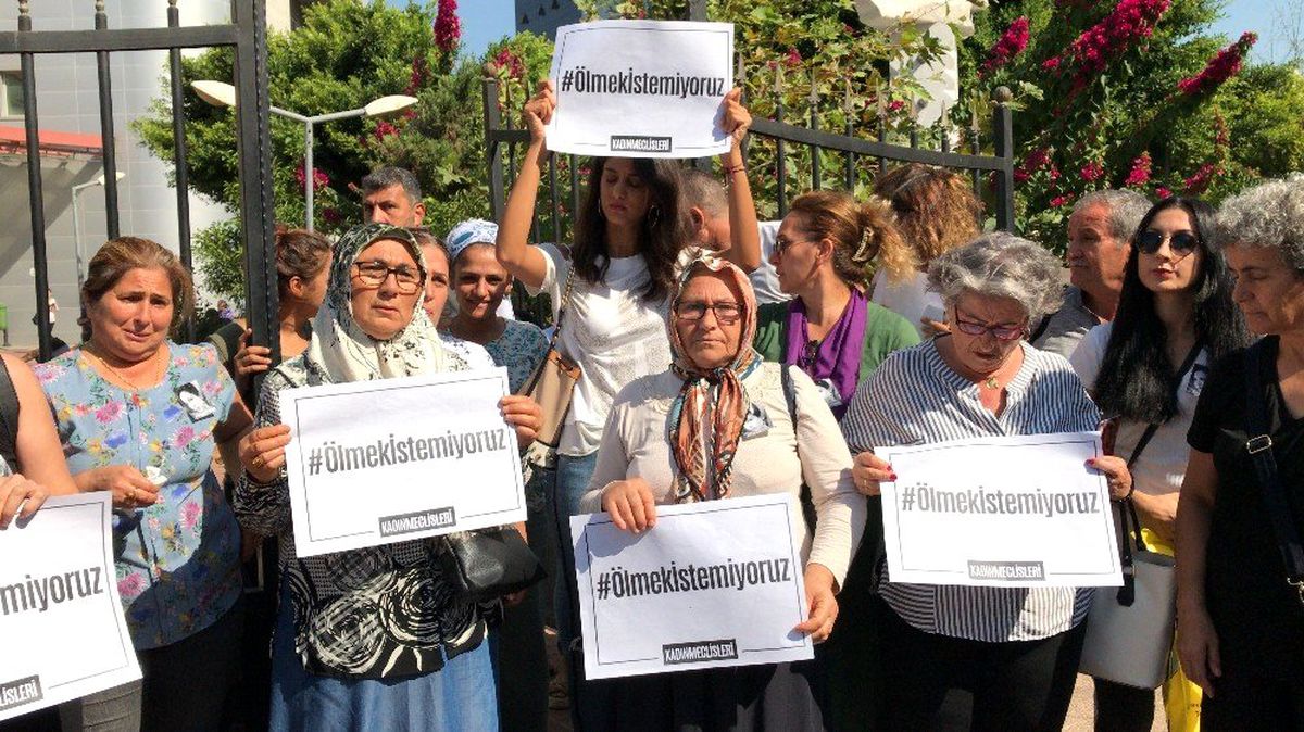 Mersinli kadınlardan \'Kübra Aşkın\' cinayeti protestosu