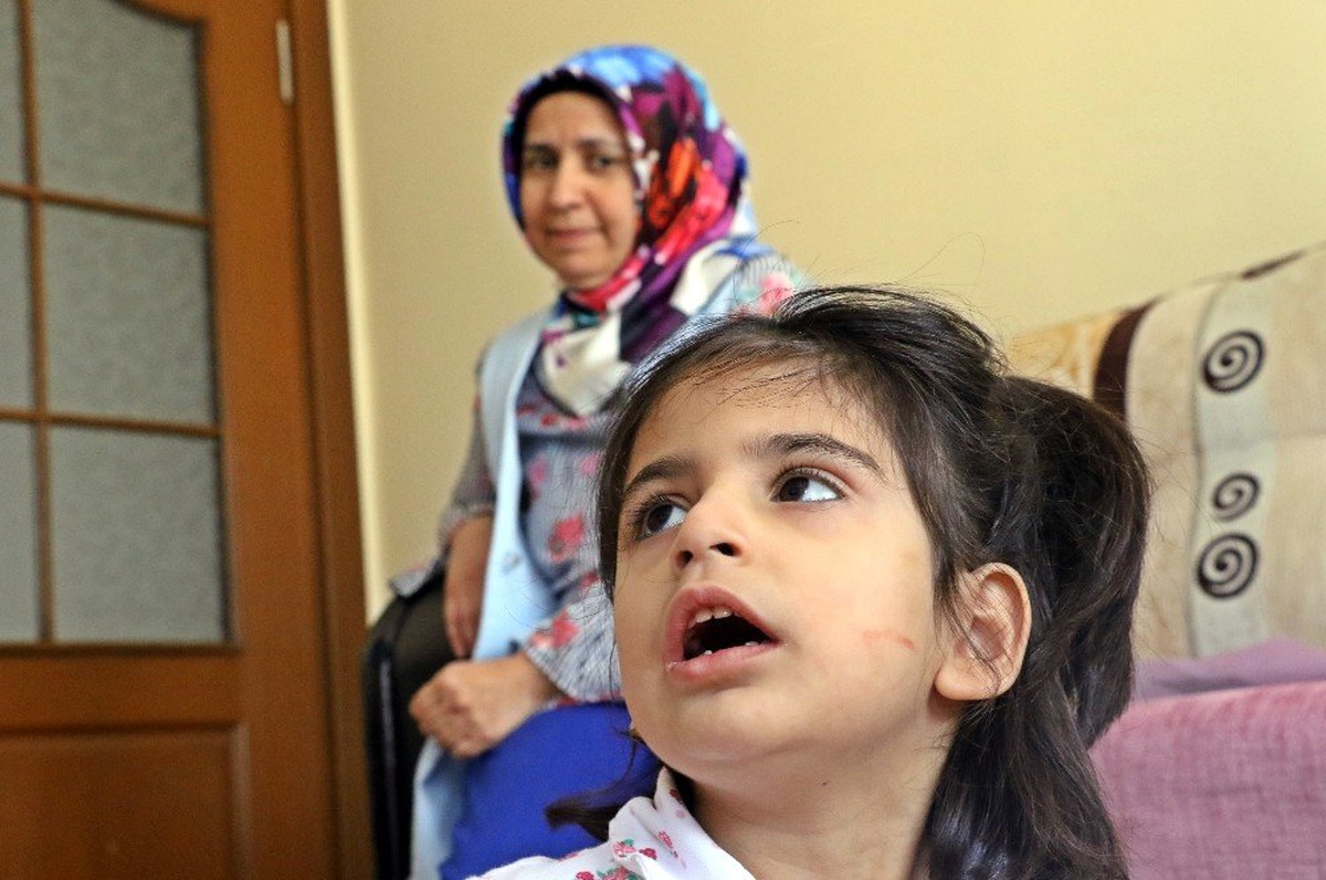 Minik Aysima büyüdükçe ölüme yaklaşıyor