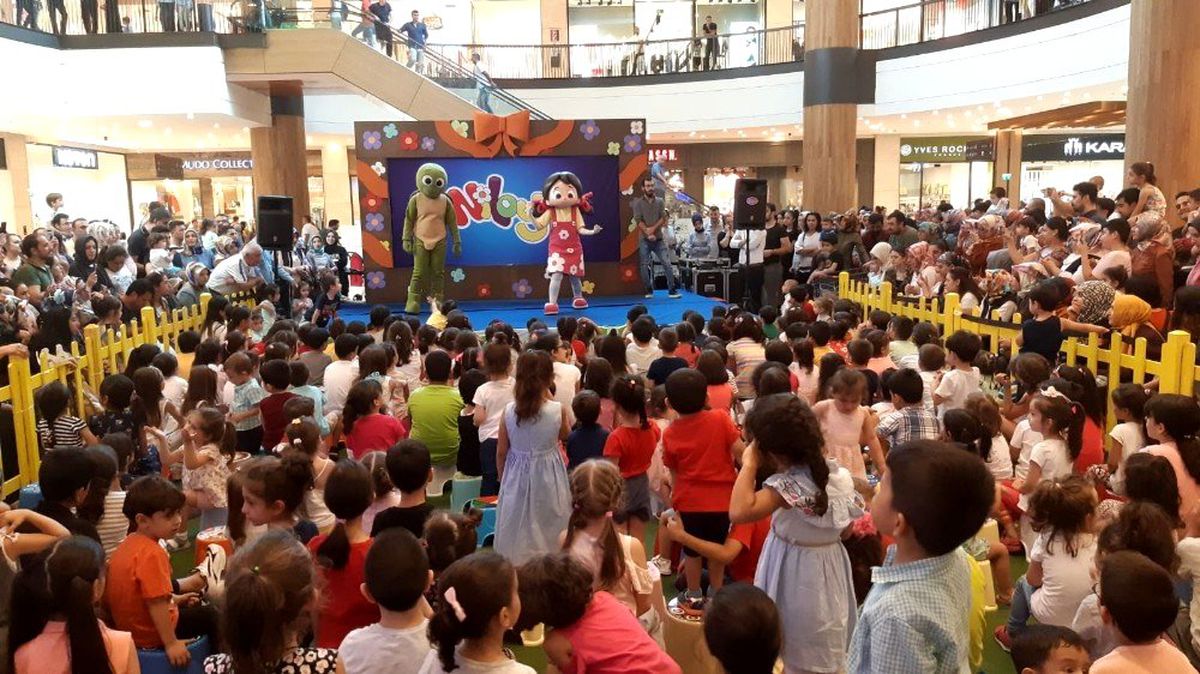 Niloya, Piazza\'da çocuklarla buluştu