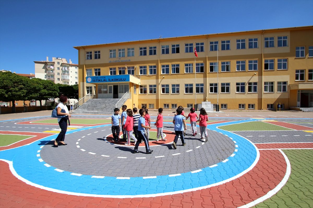 Okul bahçesi öğrencilerin "trafik eğitim pisti" oldu