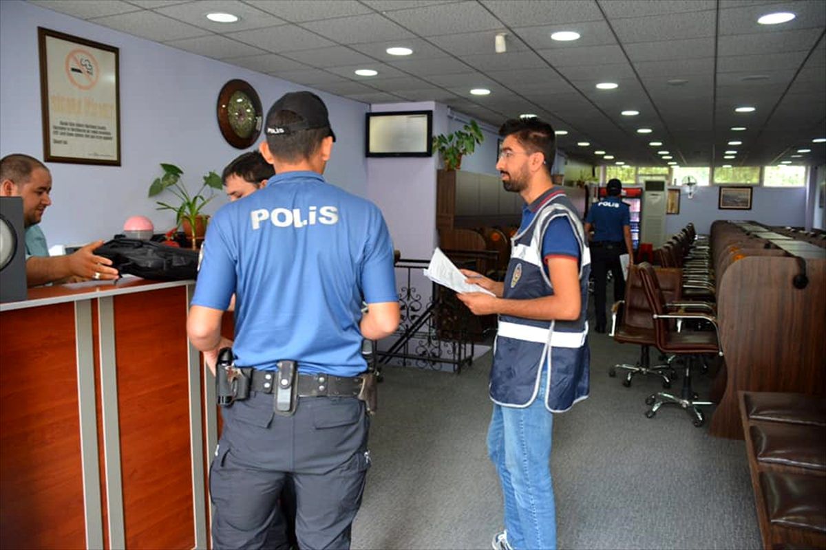 Okul çevreleri ile servis araçları denetlendi