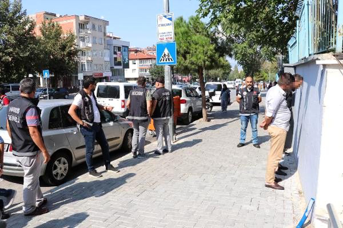 Okul önündeki denetimde uyuşturucuya 3 gözaltı