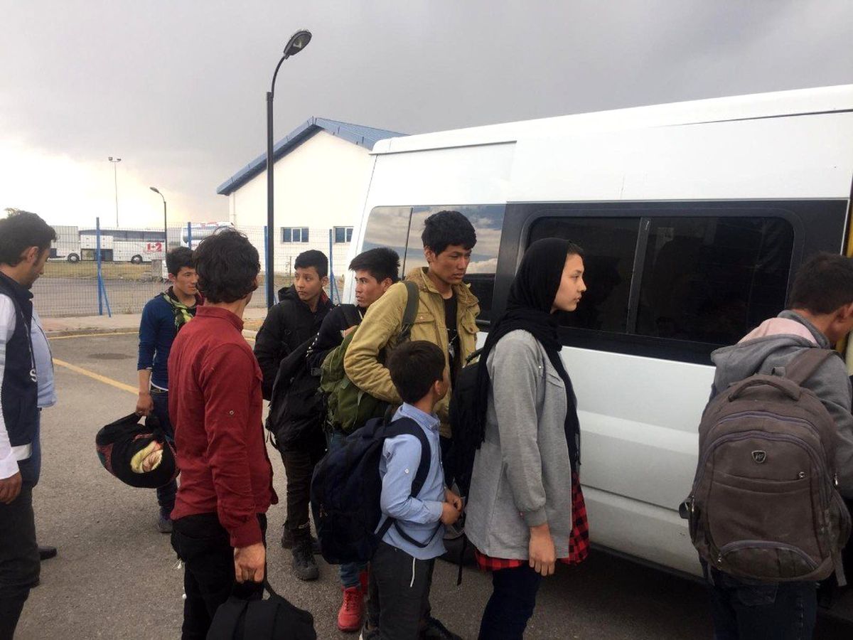 Otobüs bileti alarak İstanbul\'a gitmek isteyen 15 Afgan göçmen yakalandı