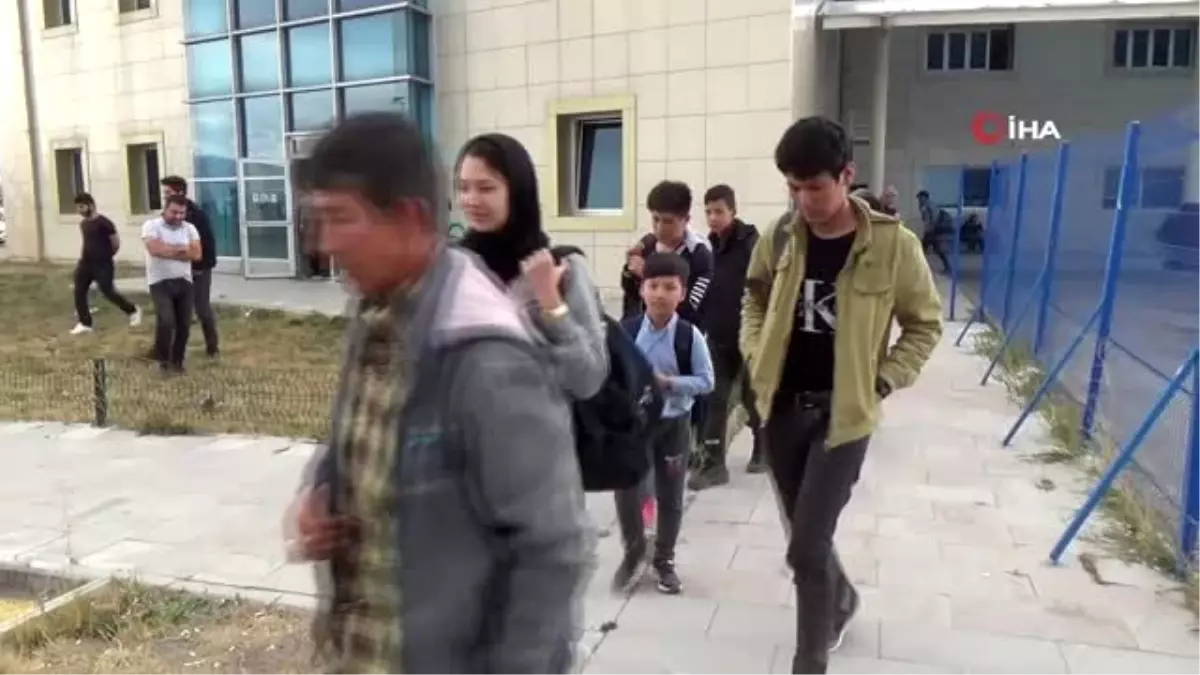 Otobüs bileti alarak İstanbul\'a gitmek isteyen 15 kaçak Afgan göçmeni yakalandı