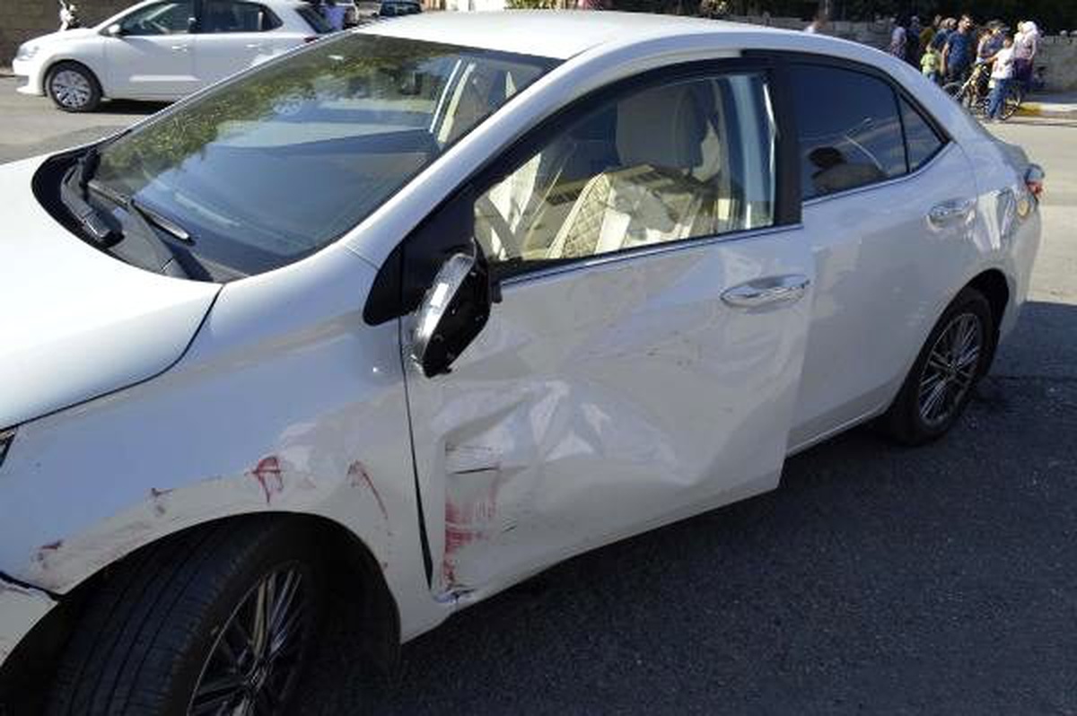 Otomobil ile sepetli motosiklet çarpıştı: 3 yaralı