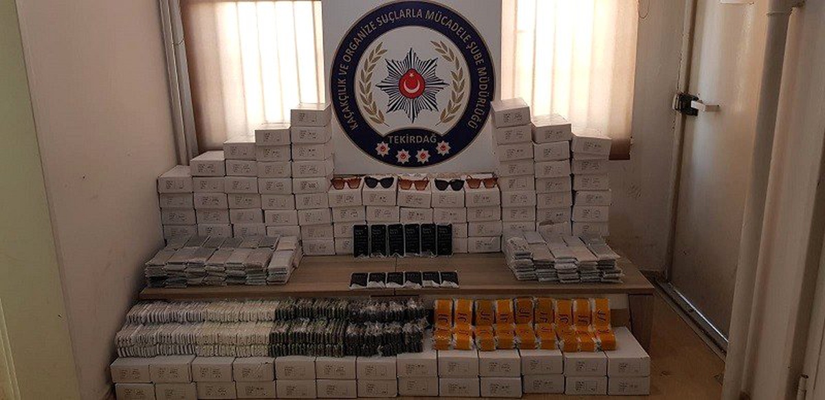 Polis kapanla durdurdu, içinden kaçak eşya fışkırdı