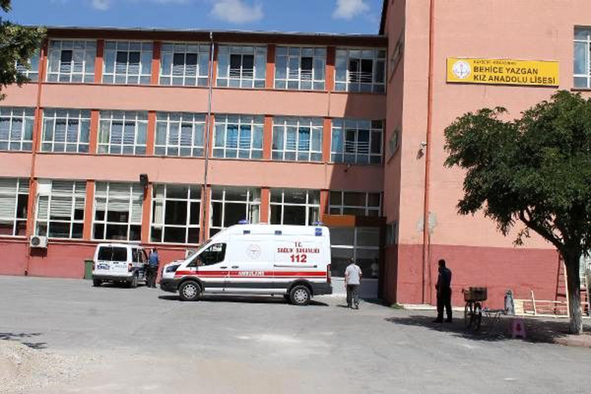Sınıfta arkadaşıyla tartışan öğrenci, pencereden atlamaya kalktı
