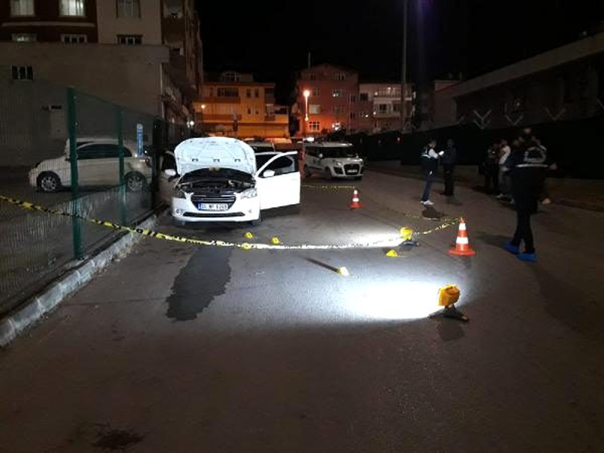 Spor salonuna giren kişinin otomobili kurşunlandı