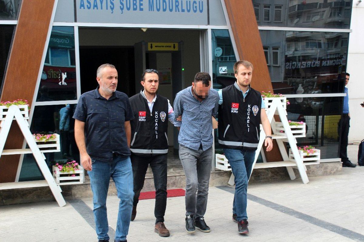 Turisti otoyolda indirip parasını gasp ettiği iddia edilen taksici serbest kaldı