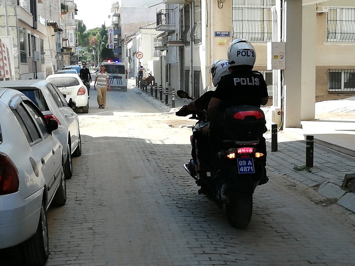 Yalınayak firar etti, tarlada yakalandı