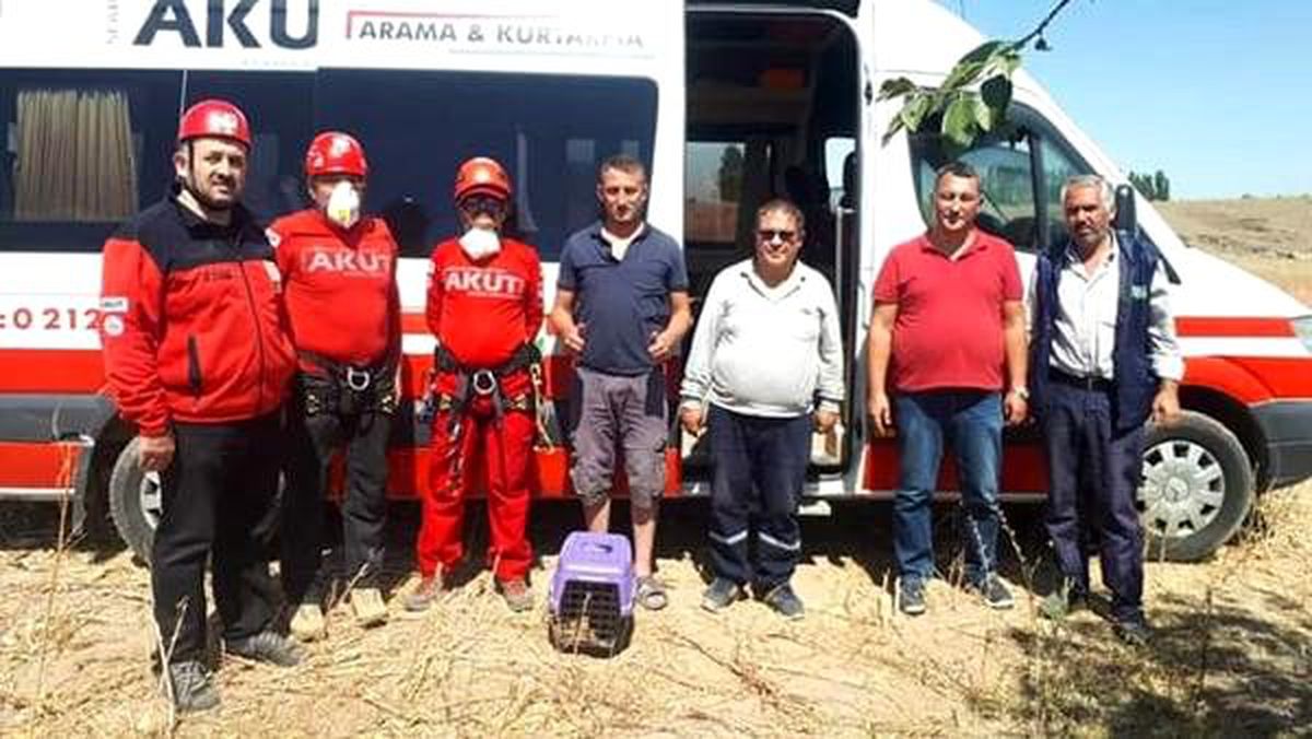 12 metrelik su kuyusuna düşen tilkiyi akut kurtardı
