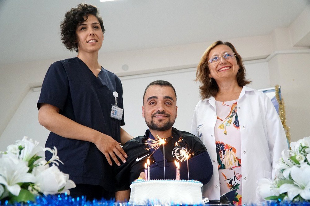 27 yıl sonra desteksiz olarak yürüyebiliyor