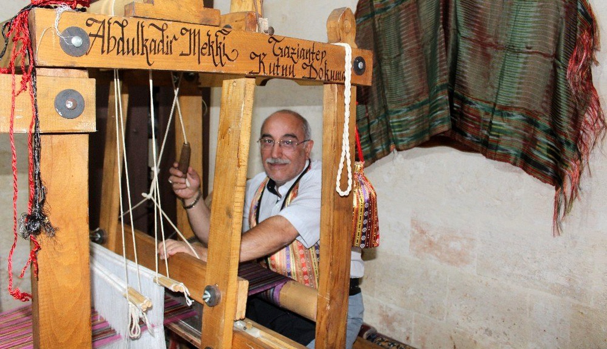 50 yıldır aynı tezgahta kutnu kumaşı dokuyor