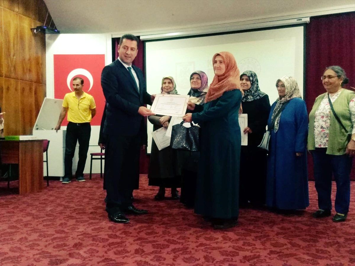 60 yaşından sonra okuma yazma öğrendiler