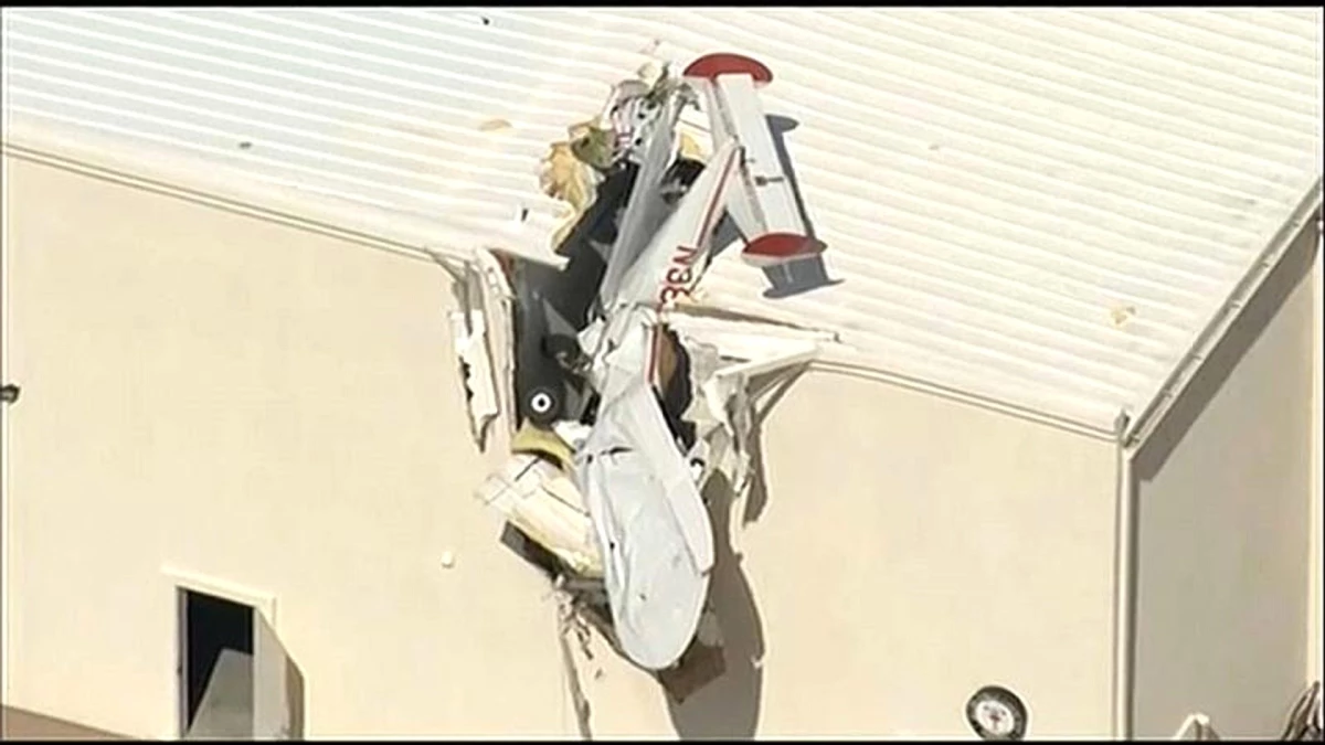 ABD\'de eğitim uçağı havalimanı binasının üzerine düştü; iki yaralı