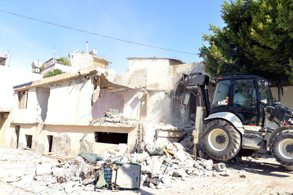 Akdeniz\'de metruk binaların yıkımı sürüyor