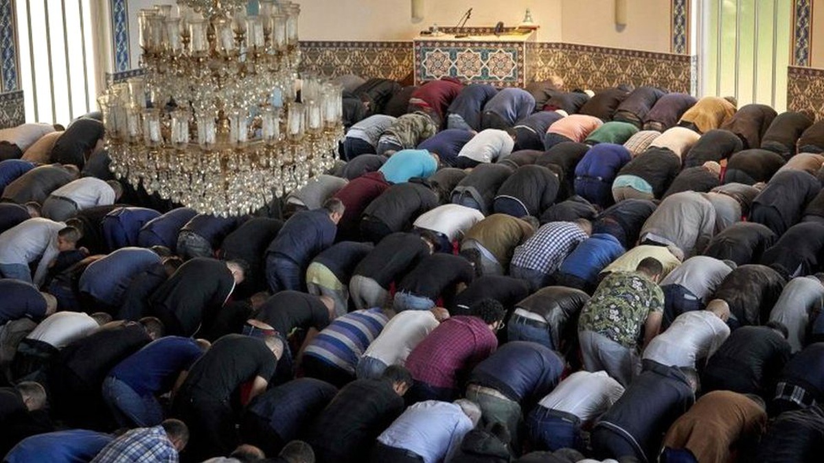 Amsterdam, kadın ve eşcinselleri aşağılayan vaazların verildiği camileri kapatacak
