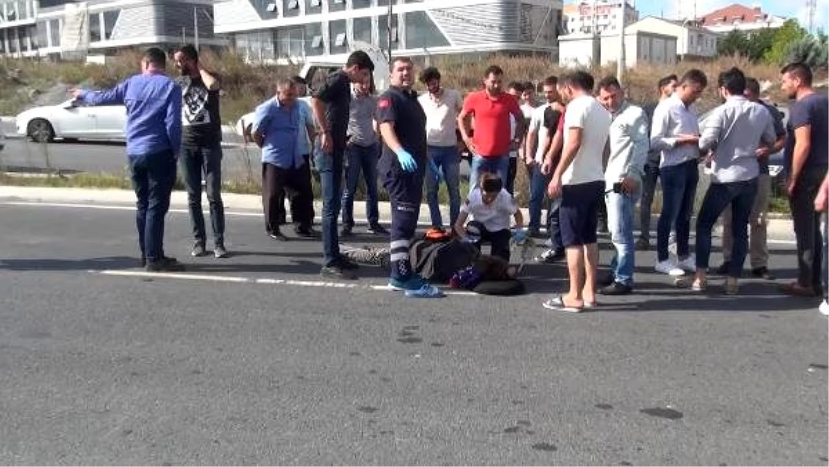 Arnavutköy\'de otomobilin çarptığı yaya yaralandı