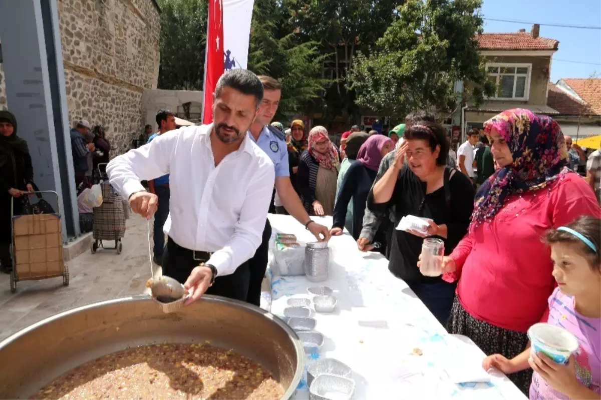 Başkan Yüzügüllü vatandaşlara aşure ikram etti