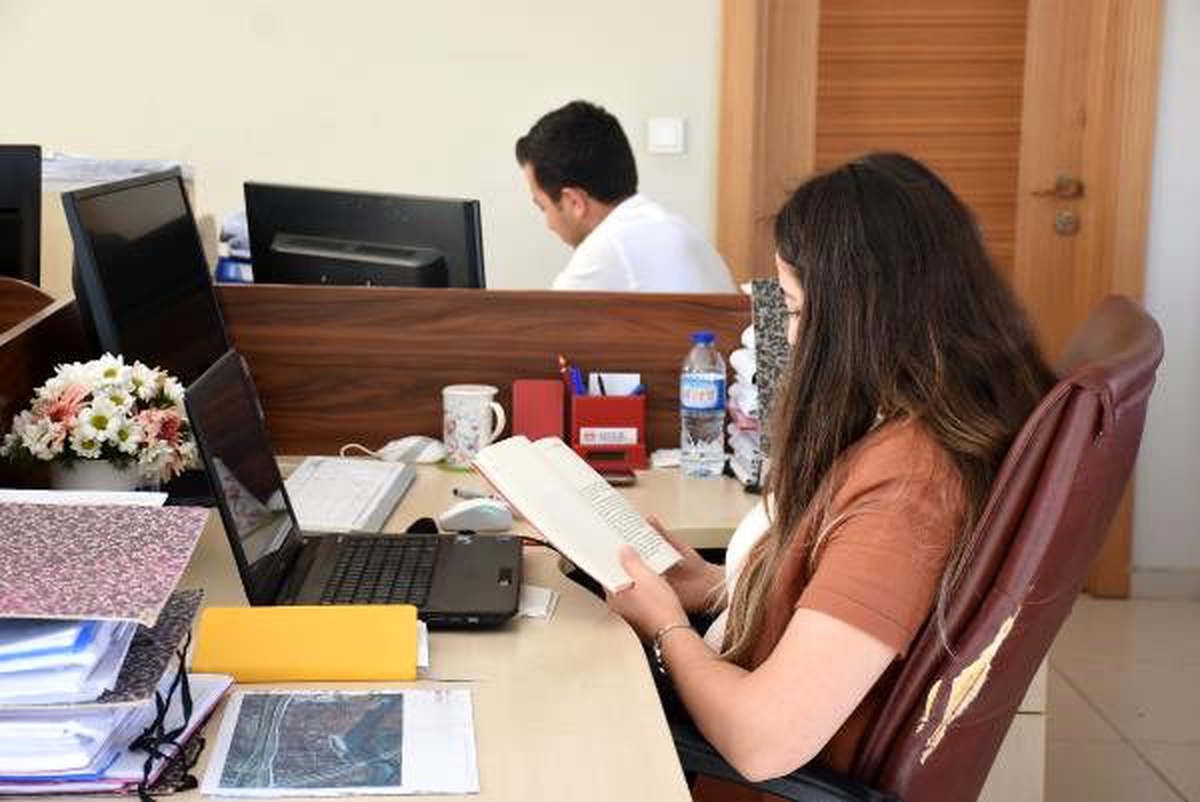 Belediye çalışanları güne kitap okuyarak başlıyor