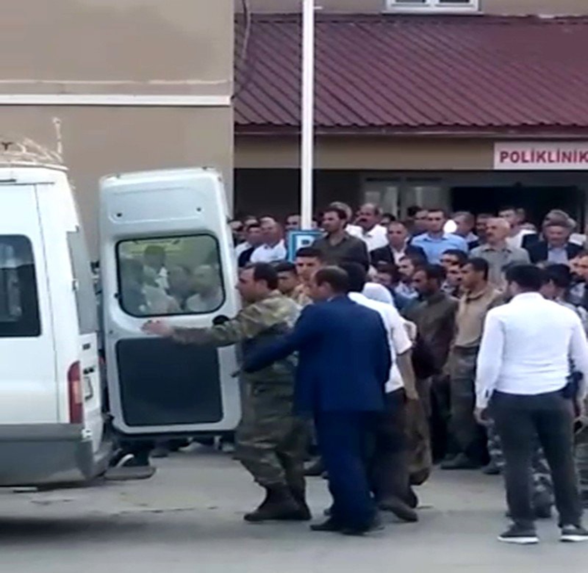 Bitlis\'in Hizan ilçesinde meydana gelen trafik kazasında ilk belirlemelere göre 8 kişi hayatını...